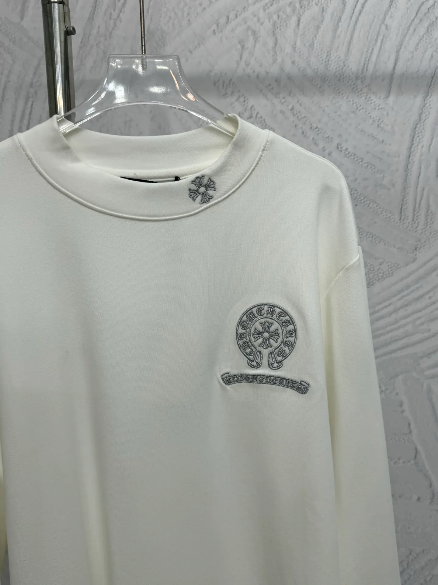 P310 Chrome Hearts high-neck velvet long-sleeved bottoming shirt. The fabric is soft. Made of imported high-density double-sided stretch cotton fabric. Same style for men and women. Full details. Original pattern. Size: S M L XL 2XL. Color: black white.